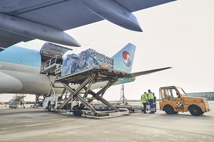 Cargo handling on a Boeing 747-8F at Vienna Airport