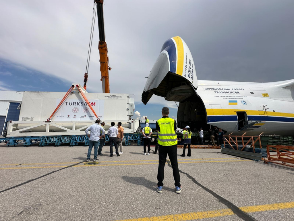 Antonov Airlines AN-124 completes US satellite flight