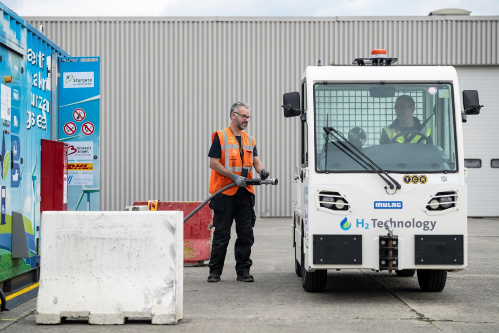 Pilot project with mobile hydrogen refuelling station and hydrogen tractor at Brussels Airport